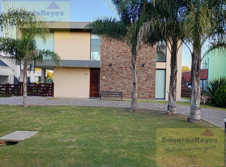 Casa · 300m² · 5 Ambientes · 1 Cochera