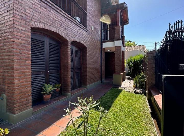Casa · 280m² · 5 Ambientes · 4 Cocheras