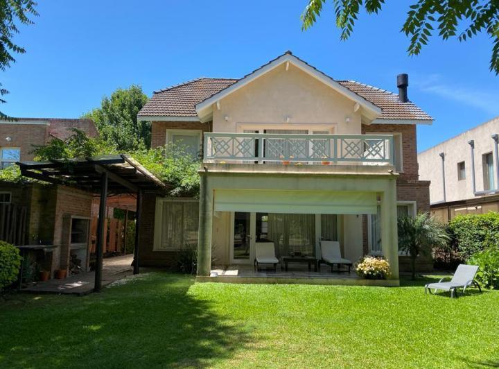 Casa · 236m² · 5 Ambientes · 2 Cocheras