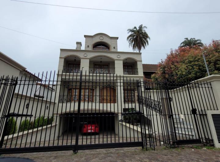 Casa · 323m² · 7 Ambientes · 4 Cocheras