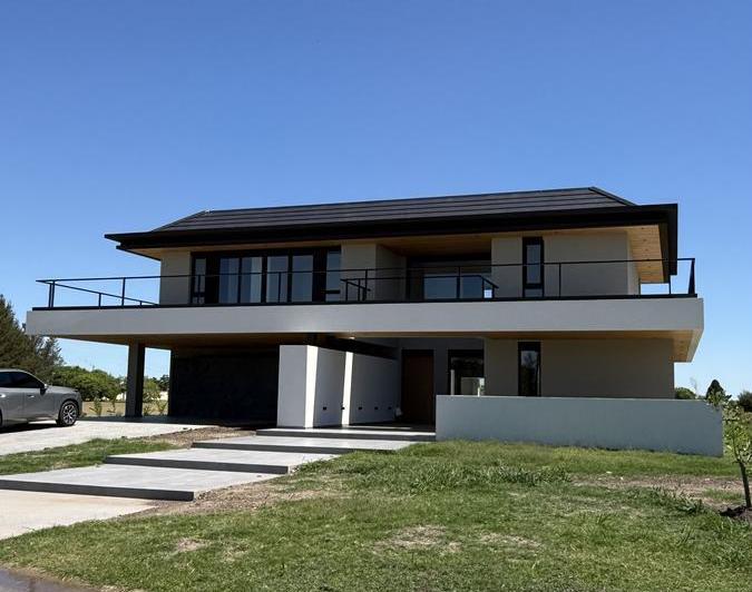 Casa · 425m² · 6 Ambientes · 2 Cocheras