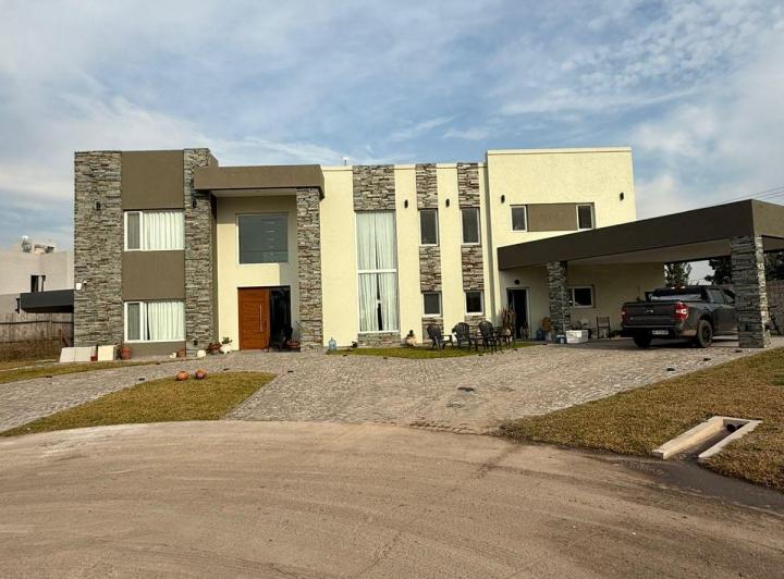 Casa · 450m² · 7 Ambientes · 2 Cocheras