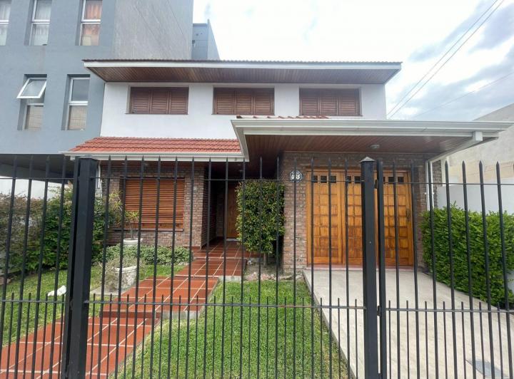 Casa · 180m² · 6 Ambientes · 2 Cocheras