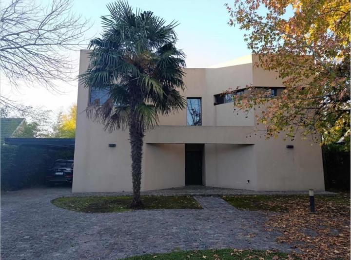 Casa · 230m² · 5 Ambientes