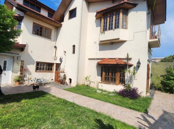 Casa · 370m² · 6 Ambientes · 4 Cocheras