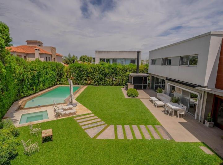 Casa · 400m² · 7 Ambientes · 4 Cocheras