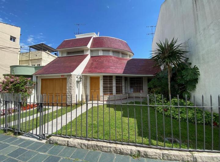 Casa · 300m² · 6 Ambientes · 1 Cochera