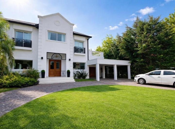 Casa · 800m² · 5 Ambientes · 2 Cocheras