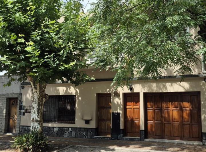 Casa · 166m² · 6 Ambientes · 1 Cochera
