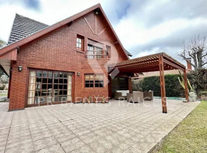 Casa · 200m² · 5 Ambientes