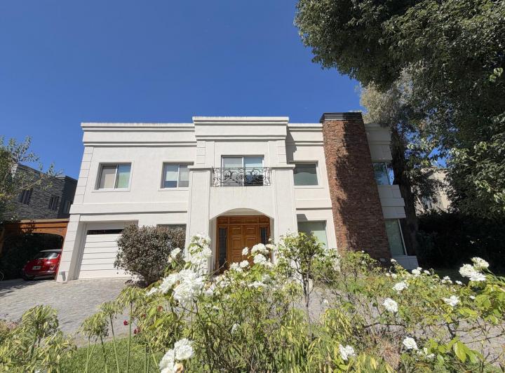 Casa · 400m² · 7 Ambientes · 3 Cocheras