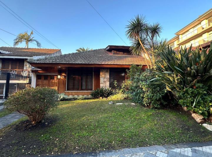 Casa · 150m² · 5 Ambientes · 4 Cocheras