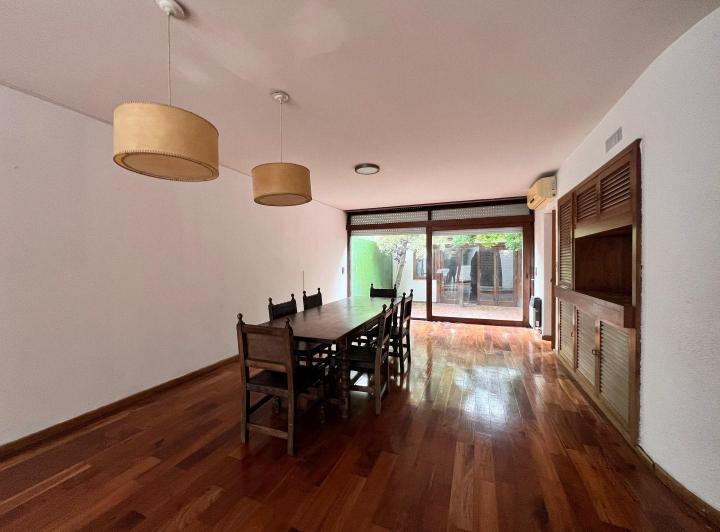Casa · 225m² · 6 Ambientes · 2 Cocheras