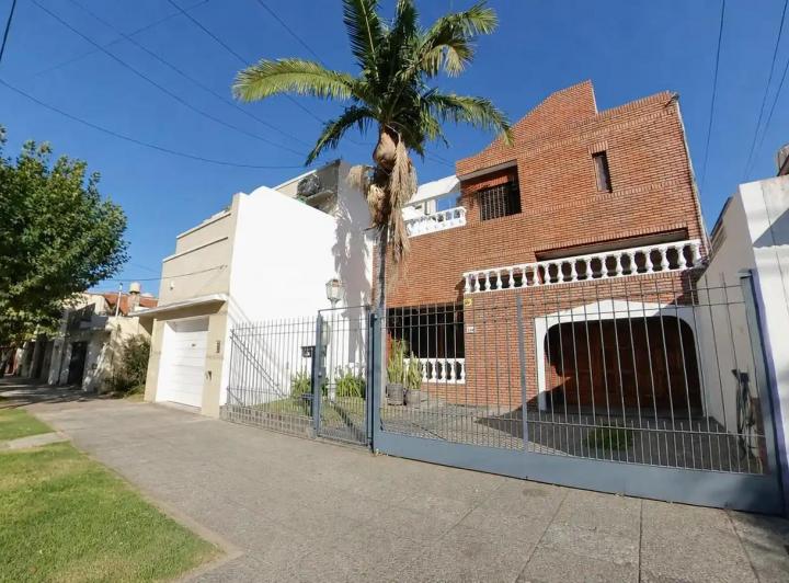 Casa · 328m² · 5 Ambientes · 2 Cocheras
