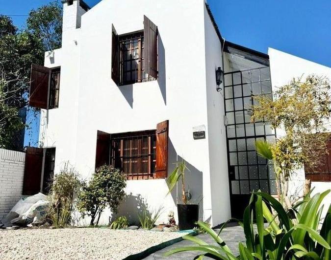 Casa · 500ha · 6 Ambientes · 3 Cocheras