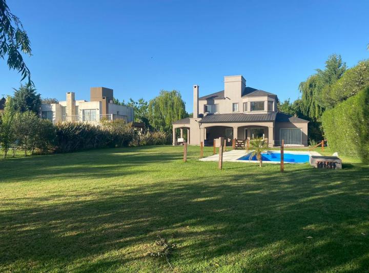 Casa · 200m² · 5 Ambientes · 1 Cochera