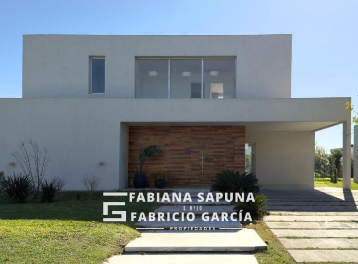 Casa · 380m² · 6 Ambientes · 4 Cocheras