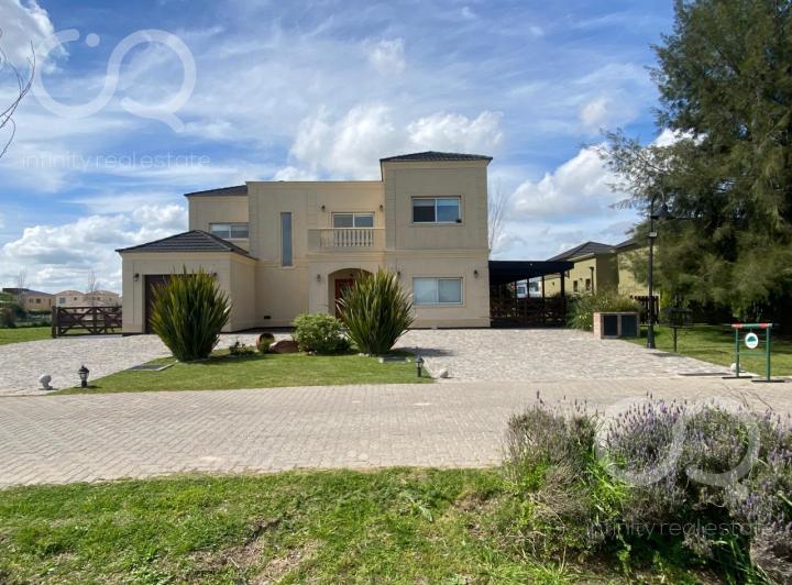 Casa · 300m² · 6 Ambientes · 10 Cocheras