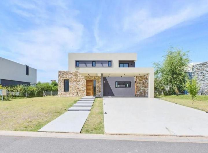 Casa · 280m² · 5 Ambientes · 2 Cocheras