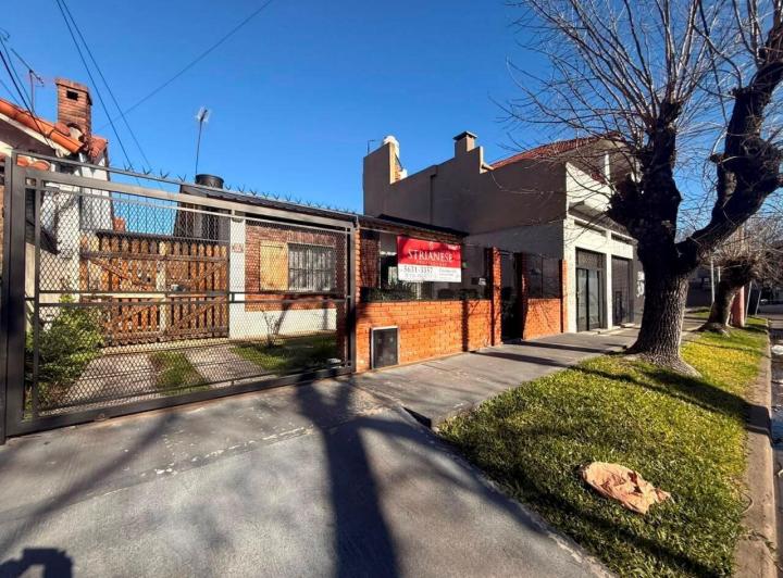 Casa · 160m² · 5 Ambientes · 4 Cocheras