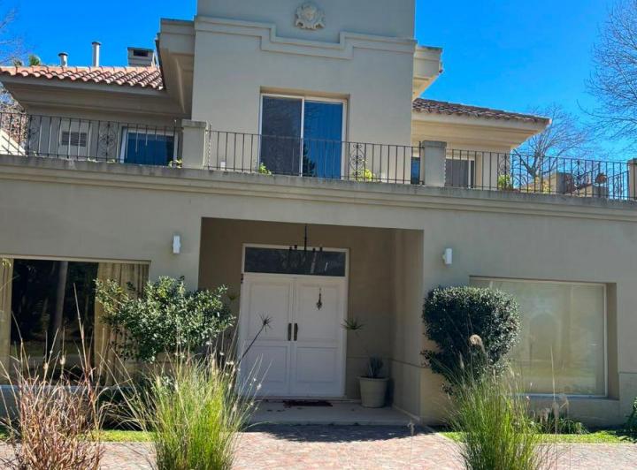 Casa · 450m² · 1 Ambiente · 2 Cocheras
