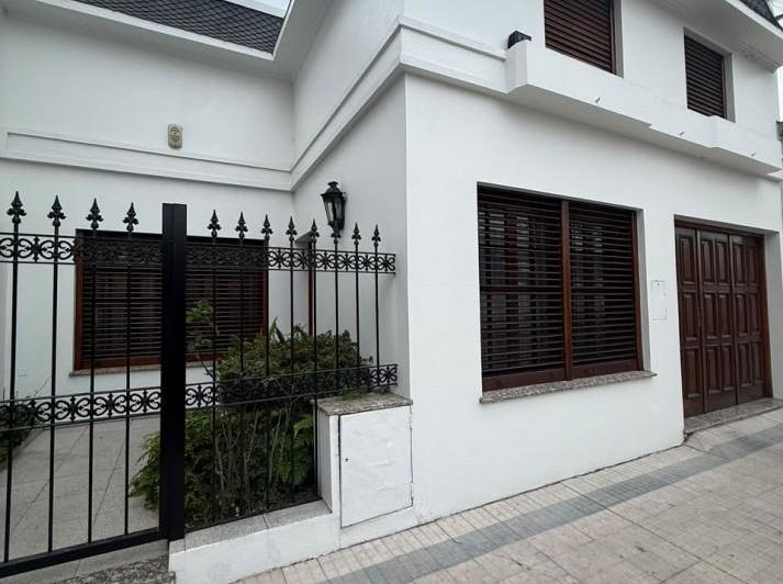 Casa · 190m² · 6 Ambientes · 1 Cochera
