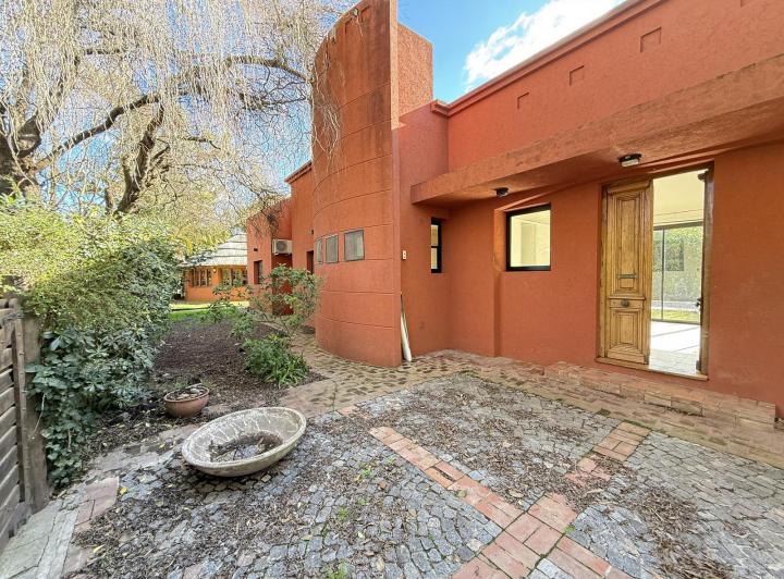 Casa · 250m² · 6 Ambientes · 1 Cochera