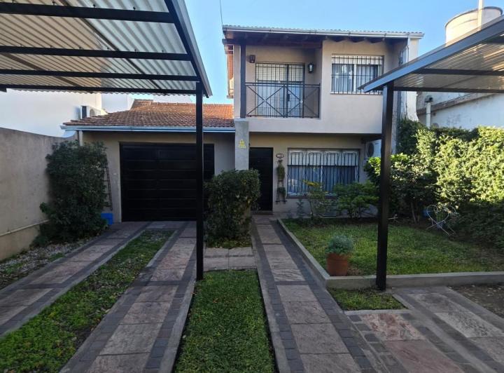 Casa · 220m² · 9 Ambientes · 3 Cocheras