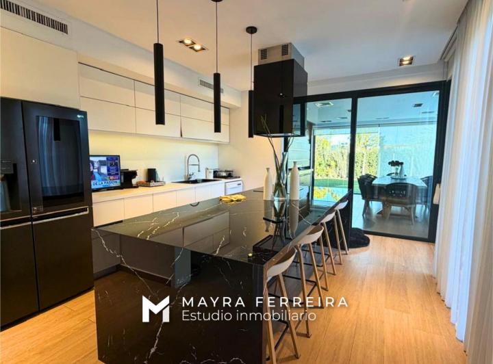 Casa · 392m² · 5 Ambientes · 4 Cocheras