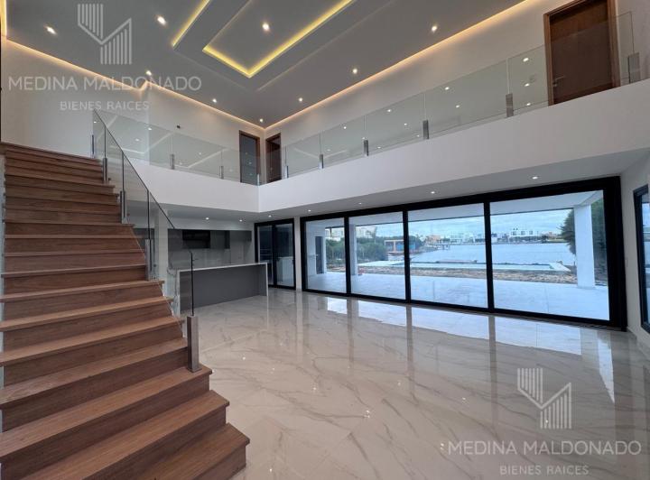 Casa · 818m² · 5 Ambientes · 4 Cocheras