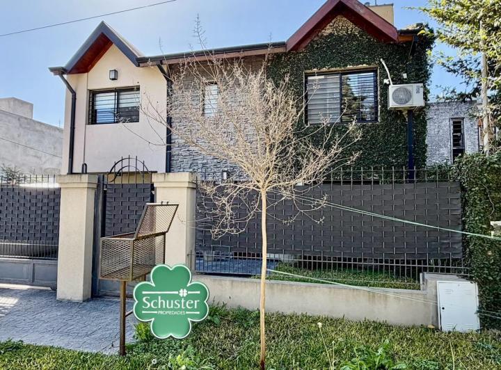 Casa · 160m² · 4 Ambientes · 2 Cocheras