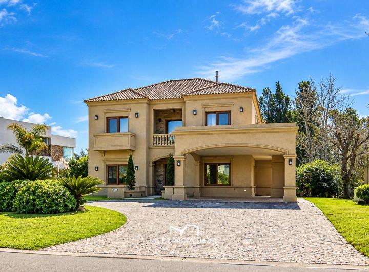 Casa · 364m² · 7 Ambientes · 2 Cocheras