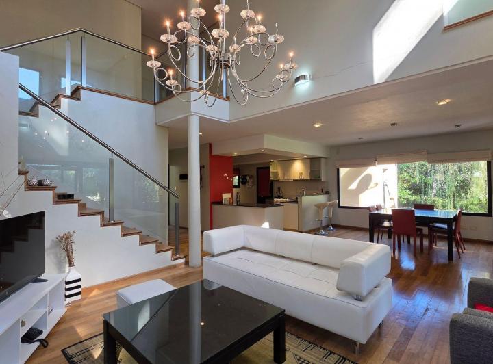 Casa · 260m² · 5 Ambientes · 2 Cocheras