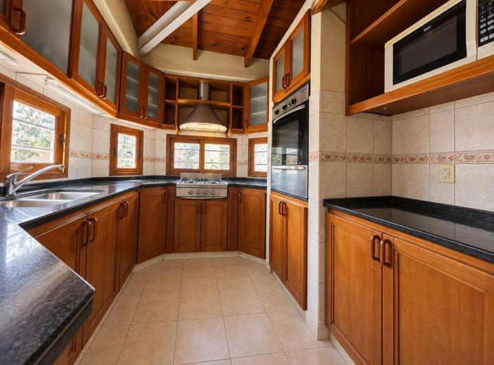 Casa · 240m² · 7 Ambientes · 2 Cocheras