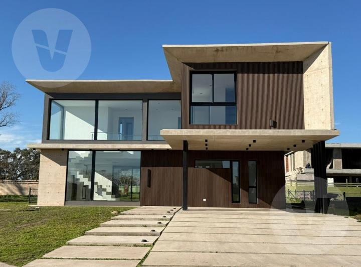 Casa · 273m² · 5 Ambientes · 4 Cocheras