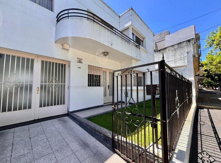 Casa · 200m² · 5 Ambientes · 2 Cocheras