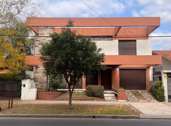 Casa · 220m² · 6 Ambientes · 2 Cocheras