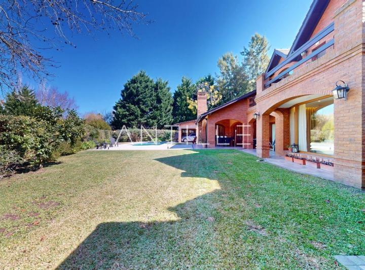 Casa · 1350m² · 5 Dormitorios · 2 Cocheras