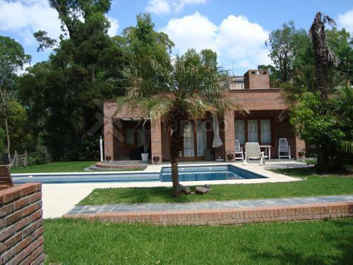 Casa · 260m² · 4 Dormitorios · 2 Cocheras