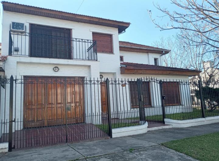 Casa · 211m² · 6 Ambientes · 2 Cocheras