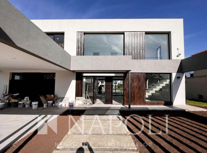 Casa · 270m² · 5 Ambientes · 2 Cocheras