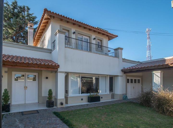 Casa · 280m² · 6 Ambientes · 2 Cocheras