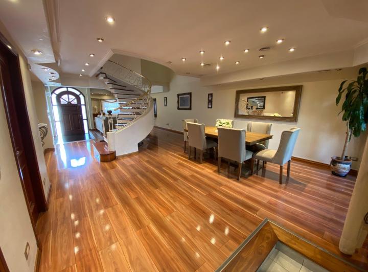 Casa · 295m² · 5 Ambientes · 3 Cocheras