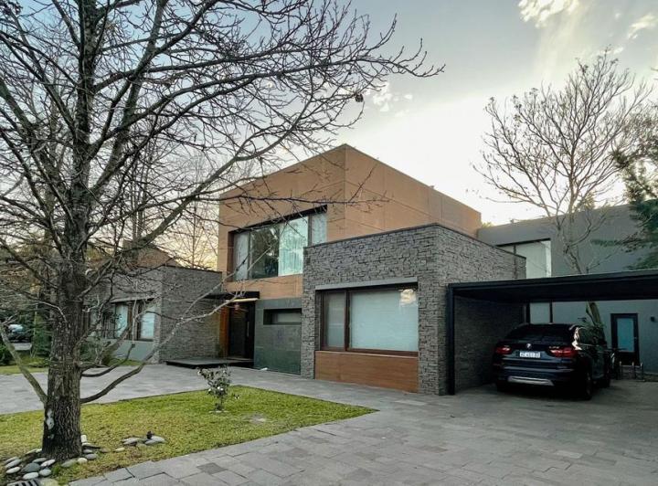 Casa · 315m² · 7 Ambientes · 2 Cocheras
