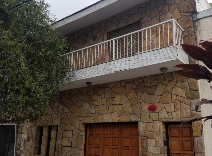 Casa · 180m² · 6 Ambientes · 10 Cocheras