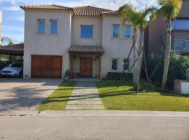Casa · 280m² · 4 Dormitorios · 2 Cocheras