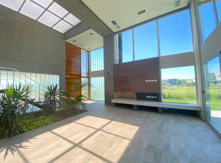 Casa · 320m² · 5 Ambientes · 1 Cochera