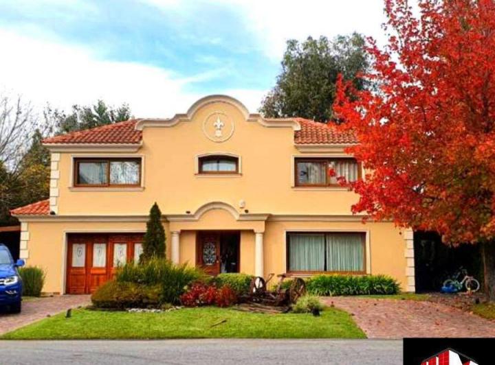 Casa · 300m² · 5 Ambientes · 2 Cocheras