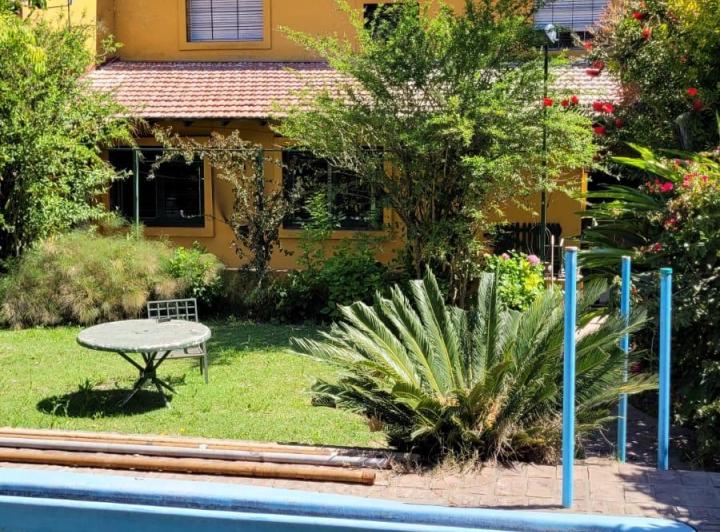 Casa · 315m² · 6 Dormitorios · 2 Cocheras