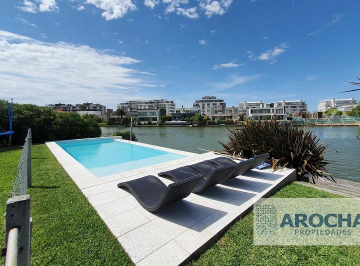 Casa · 300m² · 6 Ambientes · 4 Cocheras